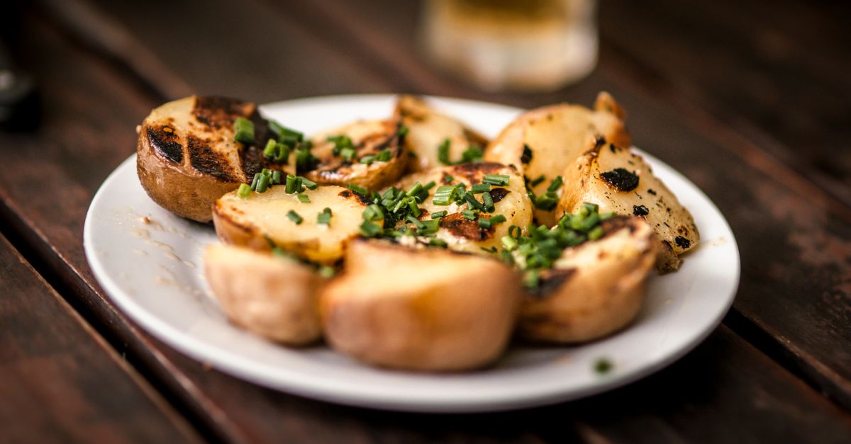 découvrez la recette authentique des pommes de terre sarladaises, un plat traditionnel du périgord cuisiné avec du graisse de canard et de l'ail pour une saveur riche et gourmande.
