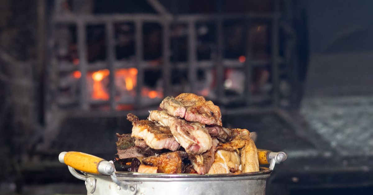 découvrez le baeckeoffe, un plat traditionnel alsacien à base de viande marinée et de légumes cuits lentement au four, parfait pour réchauffer vos repas en famille.