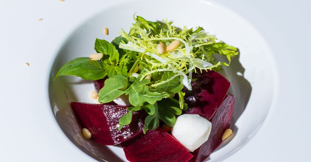 découvrez une salade de betterave fraîche et savoureuse, parfaite pour un repas sain et coloré.