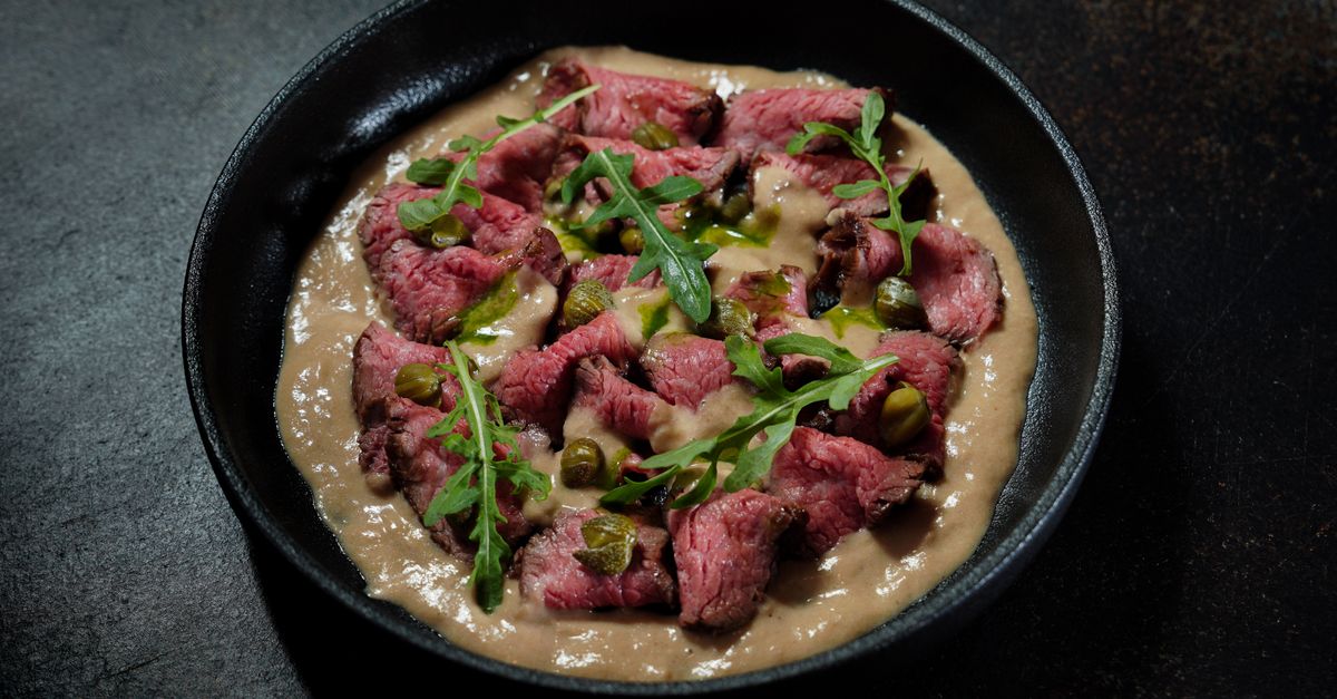 découvrez notre recette traditionnelle de tête de veau accompagnée d'une sauce gribiche savoureuse, un plat français classique alliant textures et saveurs authentiques.