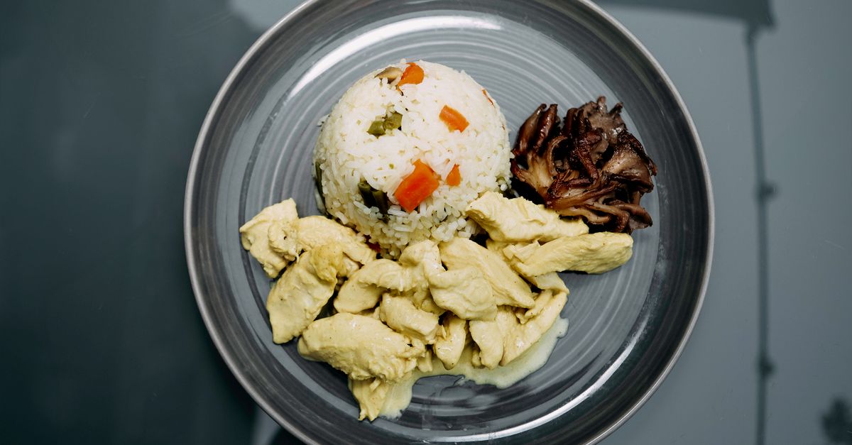 découvrez la recette traditionnelle du chicken fricassee, un plat savoureux et réconfortant à base de poulet mijoté dans une sauce onctueuse aux légumes et fines herbes.