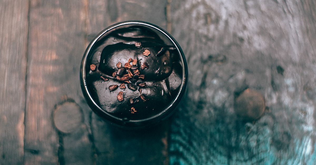 découvrez notre recette facile et délicieuse de mousse au chocolat, un dessert onctueux et gourmand qui ravira tous les amateurs de chocolat.