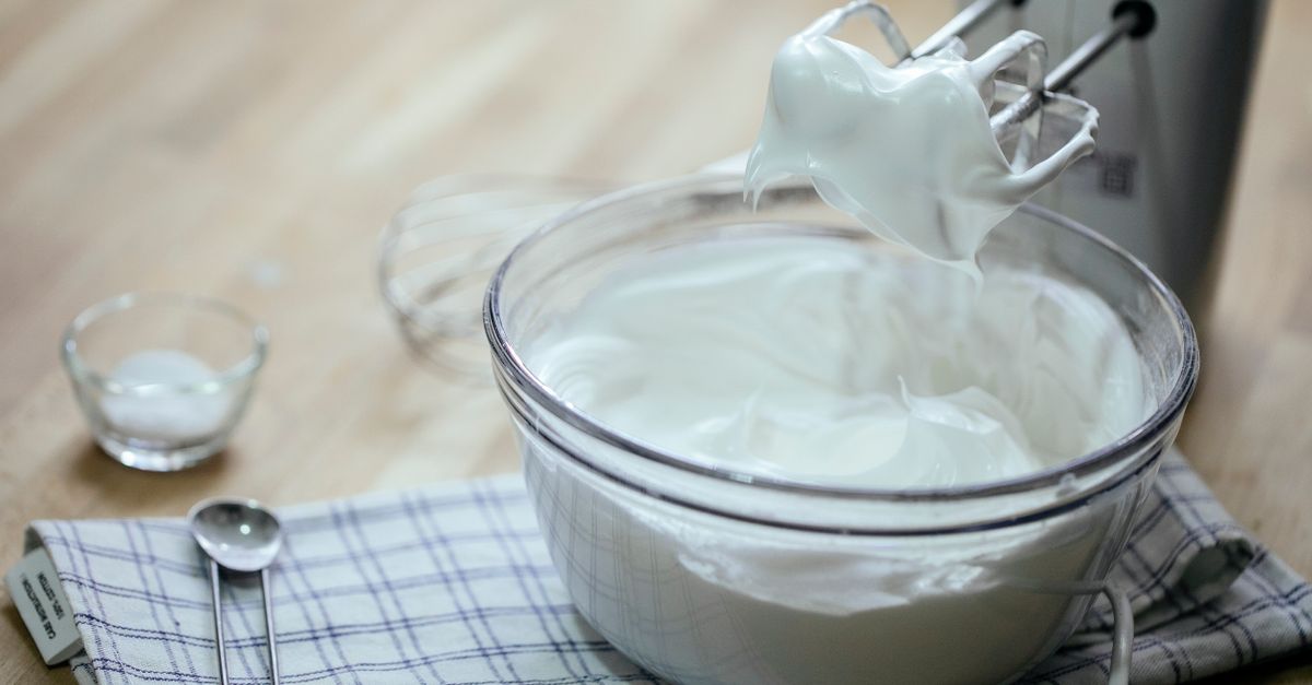 découvrez les utilisations et bienfaits de la crème de tartre en cuisine et pâtisserie, un ingrédient essentiel pour stabiliser les blancs d'œufs et améliorer vos recettes.