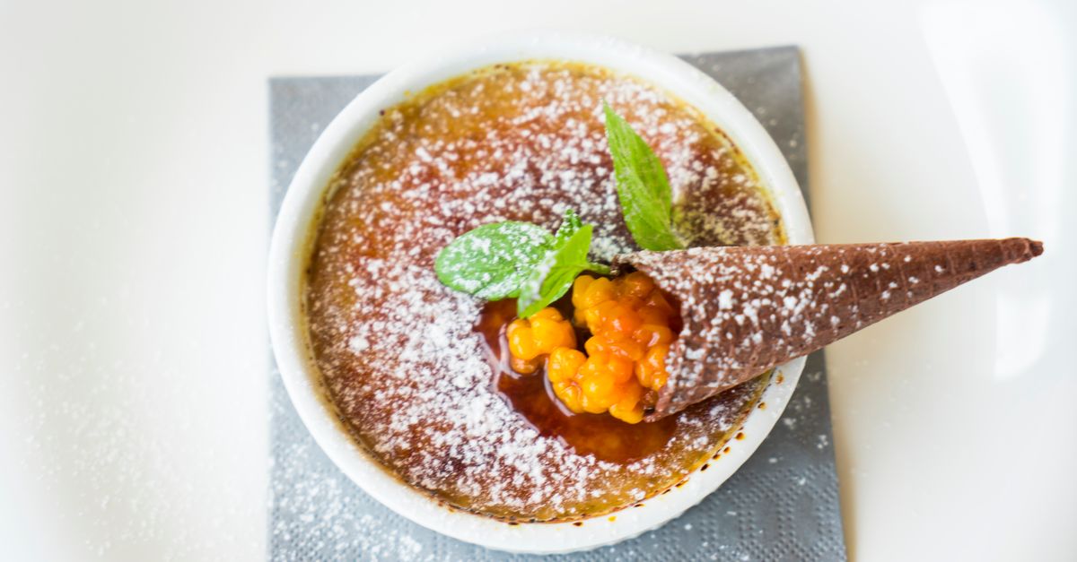 découvrez la recette traditionnelle de la crème brûlée, un dessert français alliant une crème onctueuse à une croûte de caramel croquante.