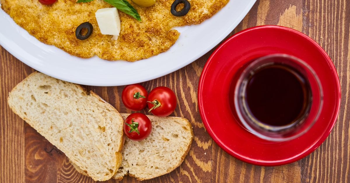 découvrez une recette savoureuse d'omelette aux herbes fraîches, parfaite pour un petit-déjeuner léger et plein de saveurs.