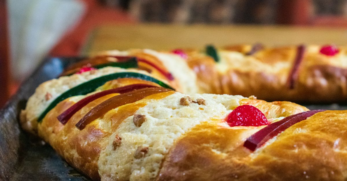 savourez la délicieuse tradition du king cake, une brioche festive colorée et garnie, parfaite pour célébrer le mardi gras en famille ou entre amis.