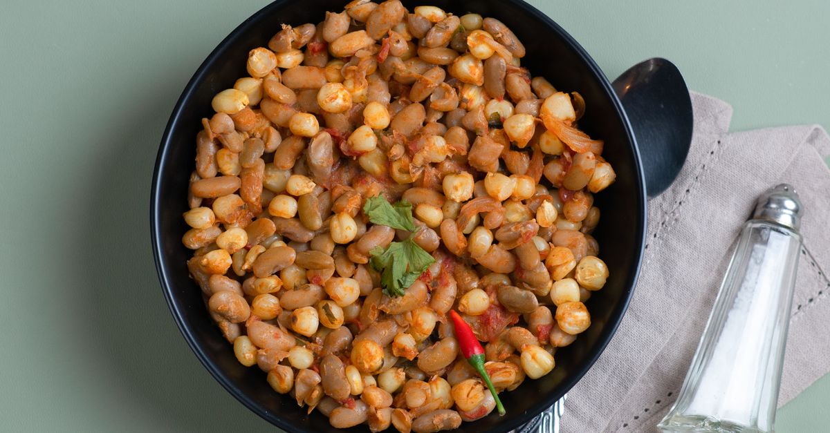 découvrez la loubia, un plat traditionnel savoureux à base de haricots blancs mijotés avec des épices et de la tomate, typique de la cuisine maghrébine.