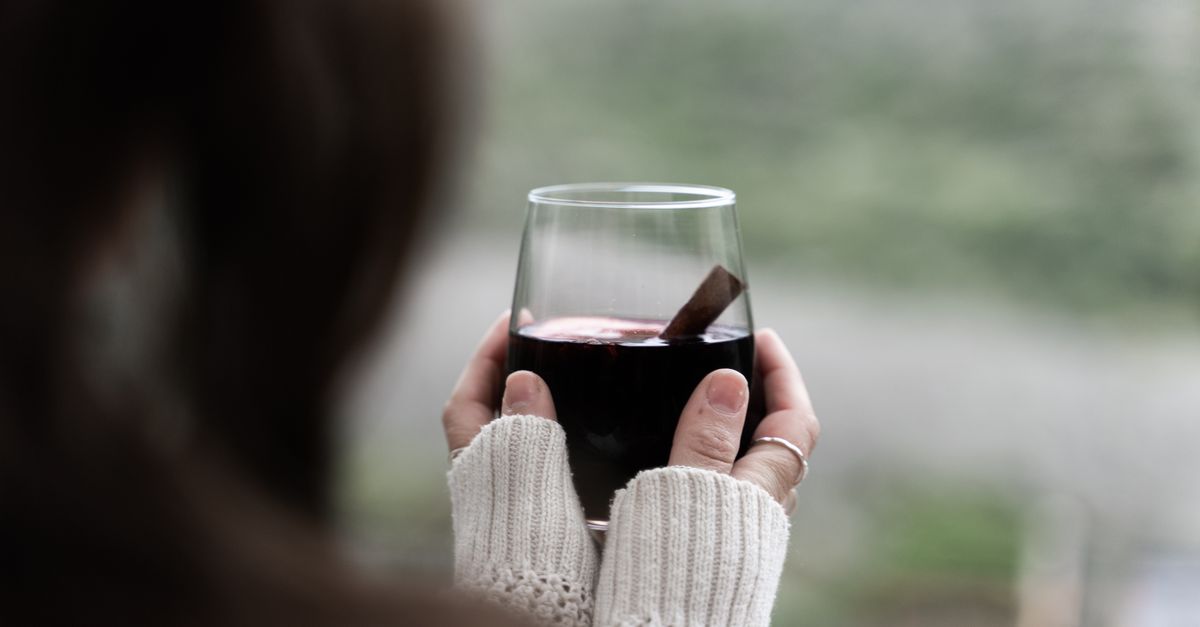 découvrez notre recette traditionnelle de vin blanc chaud épicé, parfaite pour réchauffer vos soirées d'hiver avec des arômes délicats de cannelle, d'agrumes et d'épices.