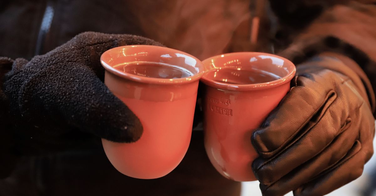 découvrez la recette traditionnelle du vin chaud, une boisson réconfortante aux épices parfaites pour les soirées d'hiver.