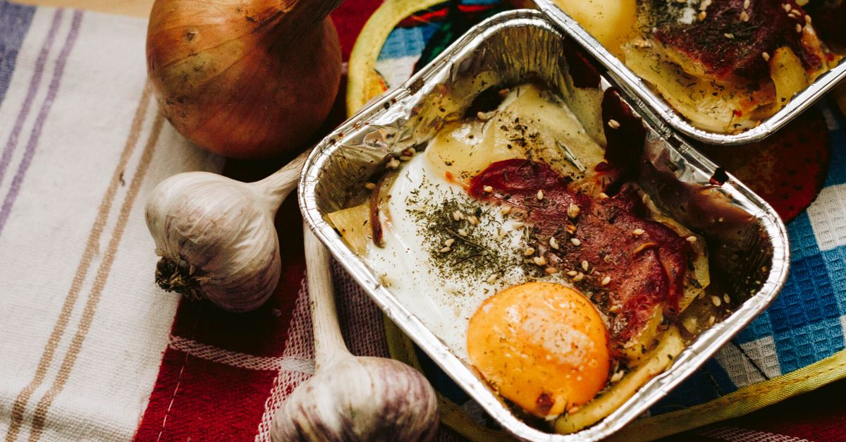 découvrez la recette traditionnelle des œufs en meurette, un plat bourguignon savoureux avec des œufs pochés nappés d'une sauce au vin rouge riche et parfumée.