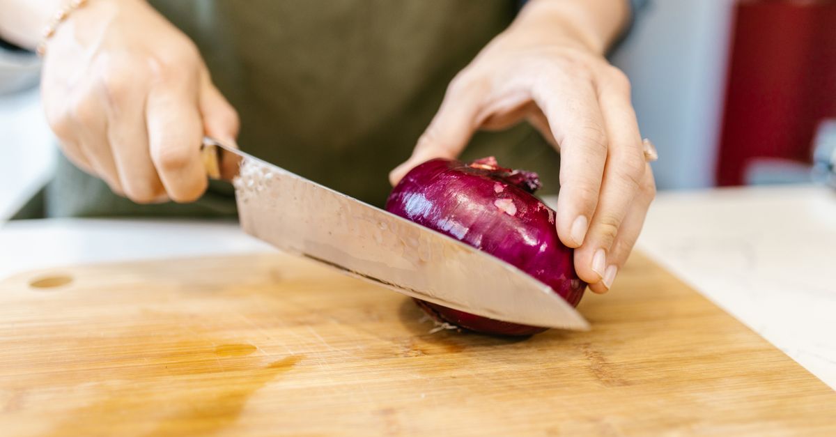 découvrez les meilleures techniques pour couper les oignons facilement et en toute sécurité, afin d'améliorer vos compétences culinaires et prévenir les larmes.