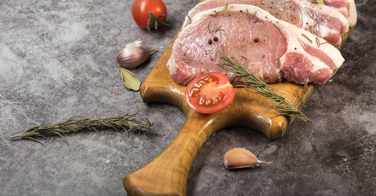 découvrez une recette savoureuse de côtes de porc au four, tendre et parfaitement dorée, idéale pour un repas facile et gourmand.