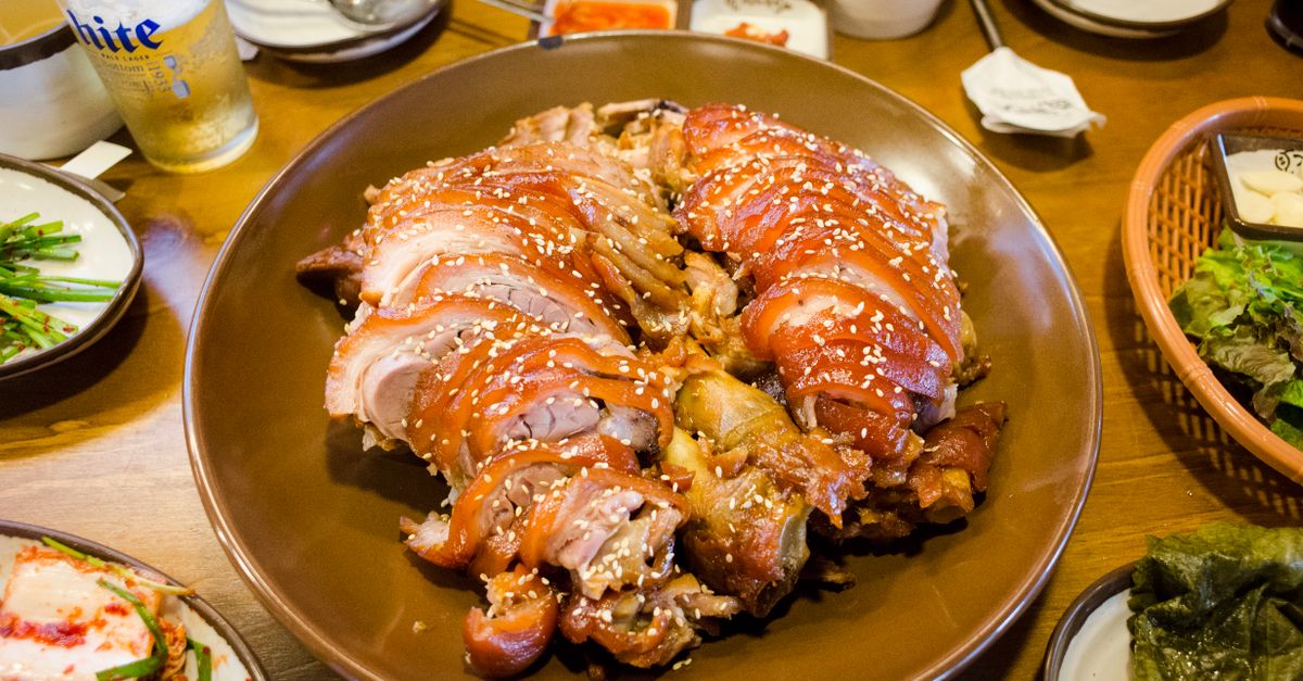 découvrez comment cuisiner les jarrets de porc à la perfection avec nos recettes simples et savoureuses. astuces de cuisson pour une viande tendre et délicieuse.