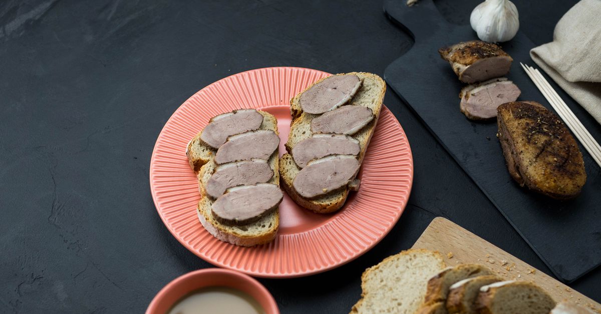 découvrez notre terrine de porc artisanale, une délicieuse préparation charcutière riche en saveurs, parfaite pour vos apéritifs et repas gourmands.