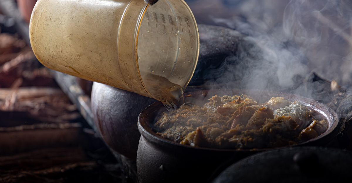 découvrez la recette traditionnelle du pot-au-feu, un plat mijoté réconfortant à base de viande et de légumes, parfait pour les repas en famille.