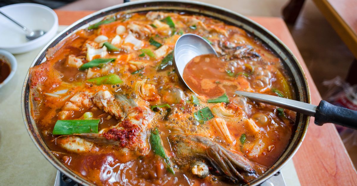 savourez un délicieux ragoût de lapin, une recette traditionnelle française à base de viande tendre mijotée avec des légumes et des herbes aromatiques.