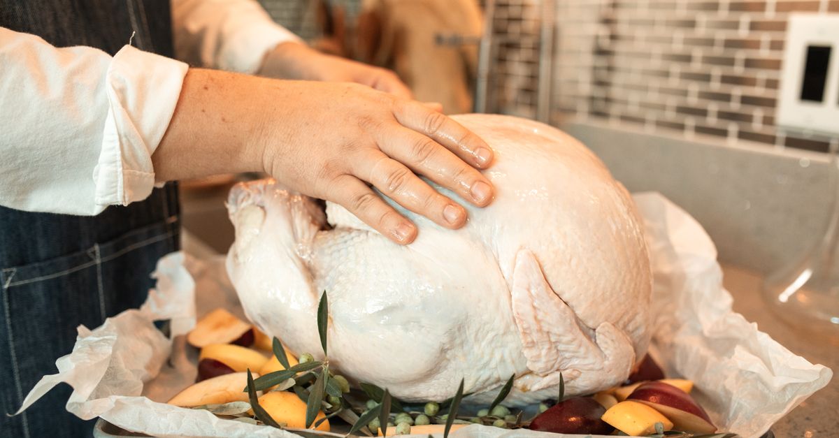 découvrez comment préparer une dinde rôtie savoureuse et juteuse, parfaite pour vos repas de fête et occasions spéciales.