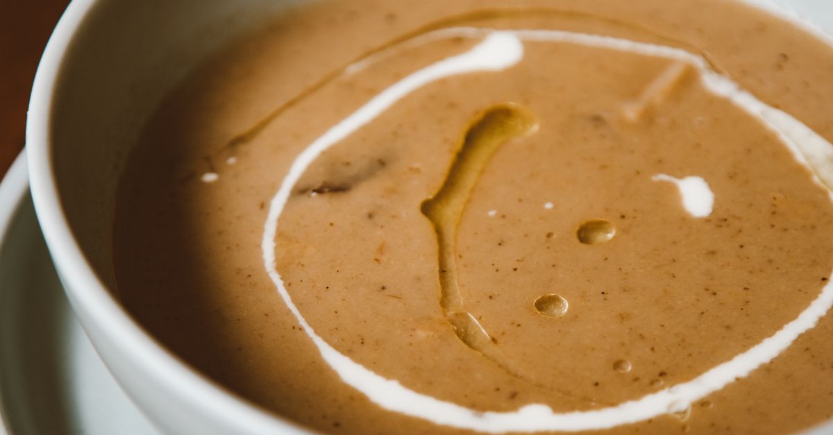 découvrez la recette traditionnelle de la soupe saint germain, une délicieuse préparation à base de pois verts, parfaite pour réchauffer vos soirées.