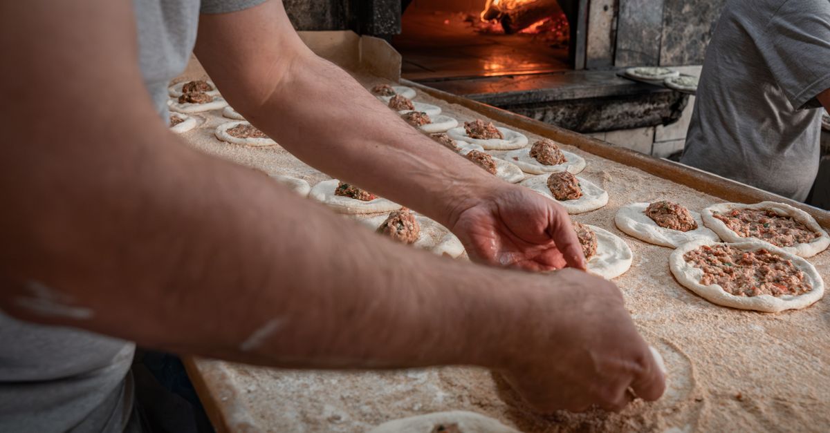 découvrez notre délicieuse tourte salée à la viande, une recette savoureuse alliant pâte croustillante et garniture riche en saveurs pour un repas réconfortant.