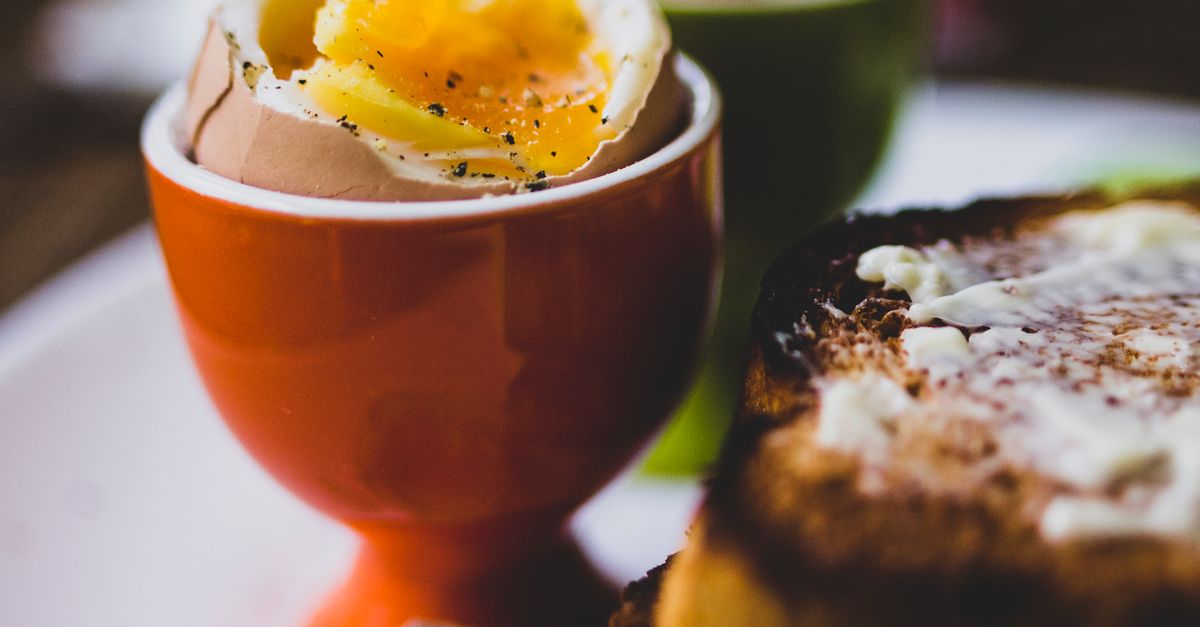 découvrez comment préparer des œufs mollets parfaits : une cuisson idéale pour un blanc ferme et un jaune coulant, parfaits au petit-déjeuner ou en accompagnement.