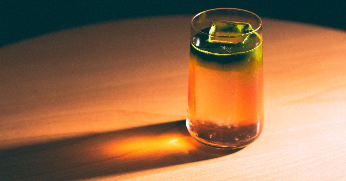 découvrez la recette classique du cocktail stinger, un mélange élégant de cognac et de crème de menthe, parfait pour une soirée raffinée.