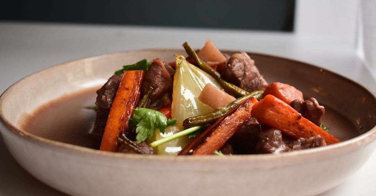 découvrez une recette savoureuse de ragoût de veau, mijoté lentement pour une viande tendre et une sauce riche en saveurs.