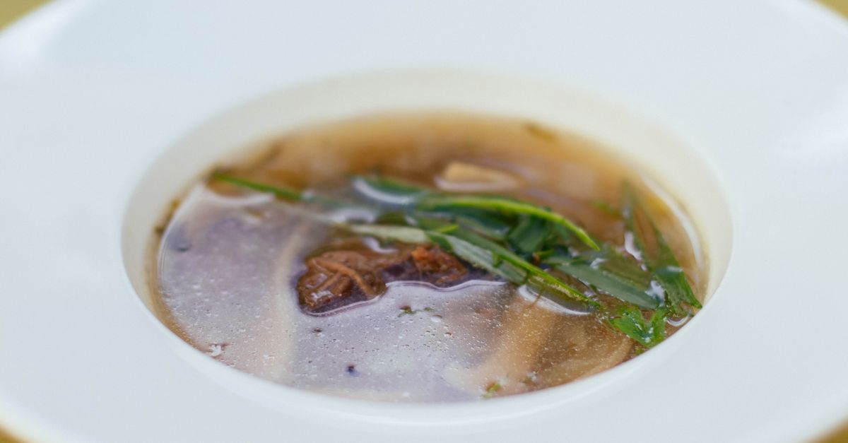 bouillon de veau maison, riche en saveurs, parfait pour rehausser vos sauces, soupes et recettes traditionnelles.