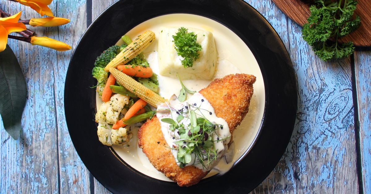 découvrez la quenelle de volaille accompagnée de sa sauce nantua, un plat français traditionnel aux saveurs délicates et raffinées.