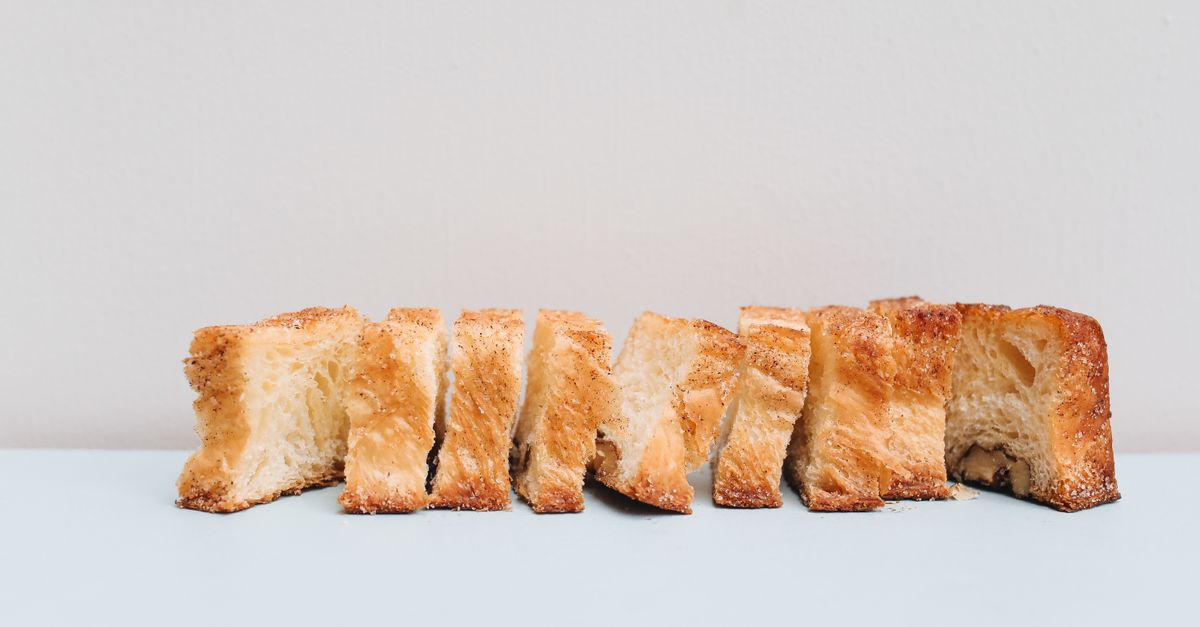 découvrez le kouign amann, une spécialité bretonne gourmande alliant pâte feuilletée, beurre et sucre caramélisé pour un plaisir sucré irrésistible.