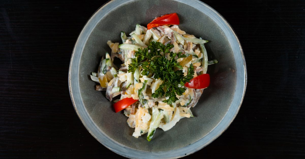 découvrez notre salade périgourdine, une recette traditionnelle alliant salade fraîche, foie gras, magret de canard fumé, noix et vinaigrette gourmande pour un repas savoureux et authentique.