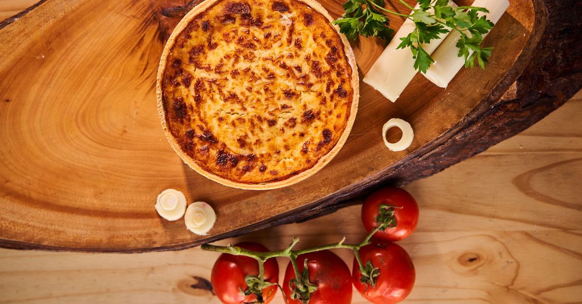 découvrez la recette traditionnelle de la quiche lorraine, une délicieuse tarte salée alliant pâte croustillante, crème onctueuse, lardons fumés et œufs, parfaite pour un repas convivial.