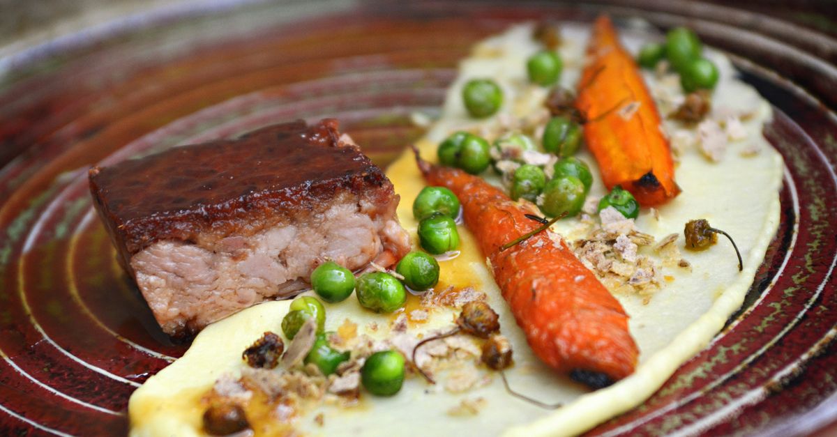 découvrez notre délicieuse terrine de gibier, préparée avec de la viande de venaison savoureuse et des ingrédients naturels pour un goût authentique.