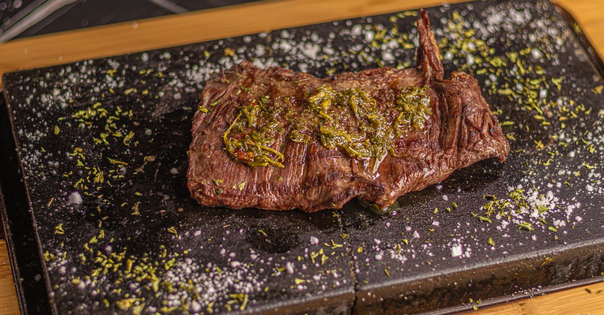 découvrez la pierrade, une façon conviviale et gourmande de cuisiner viandes et légumes sur une pierre chaude, idéale pour des repas en famille ou entre amis.