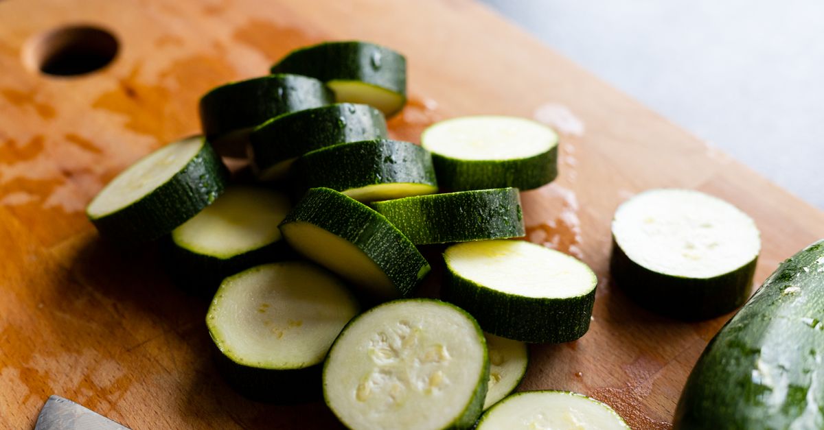 découvrez une recette savoureuse de gratin de courgettes, facile à préparer et idéale pour un repas léger et gourmand.