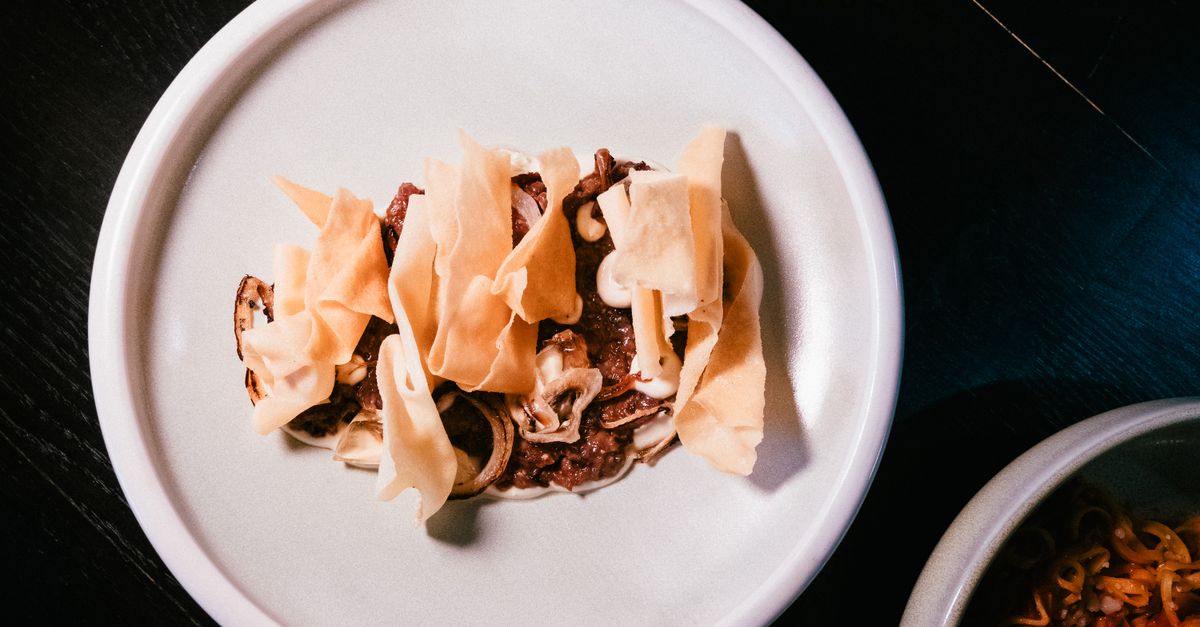 découvrez notre recette savoureuse de mille-feuille de bœuf, une délicieuse alternance de fines tranches de viande tendre et de couches croustillantes pour un plat raffiné et gourmand.