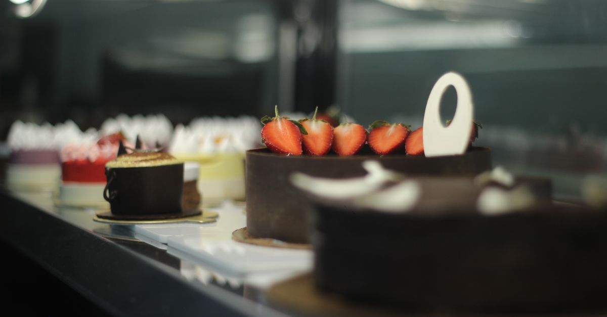 découvrez la recette traditionnelle du gâteau forêt-noire, un dessert allemand délicieux alliant chocolat, cerises et crème chantilly.