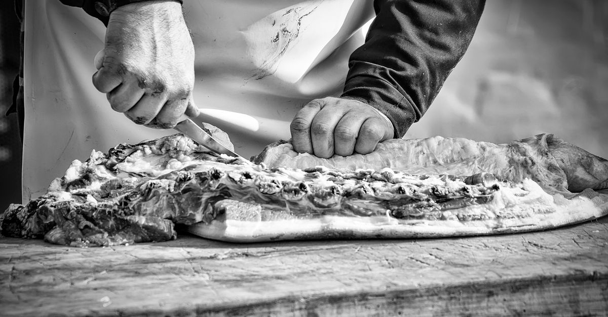 découvrez la porchetta, ce délicieux plat italien de viande de porc roulée, assaisonnée aux herbes et rôtie à la perfection, idéal pour vos repas gourmands.